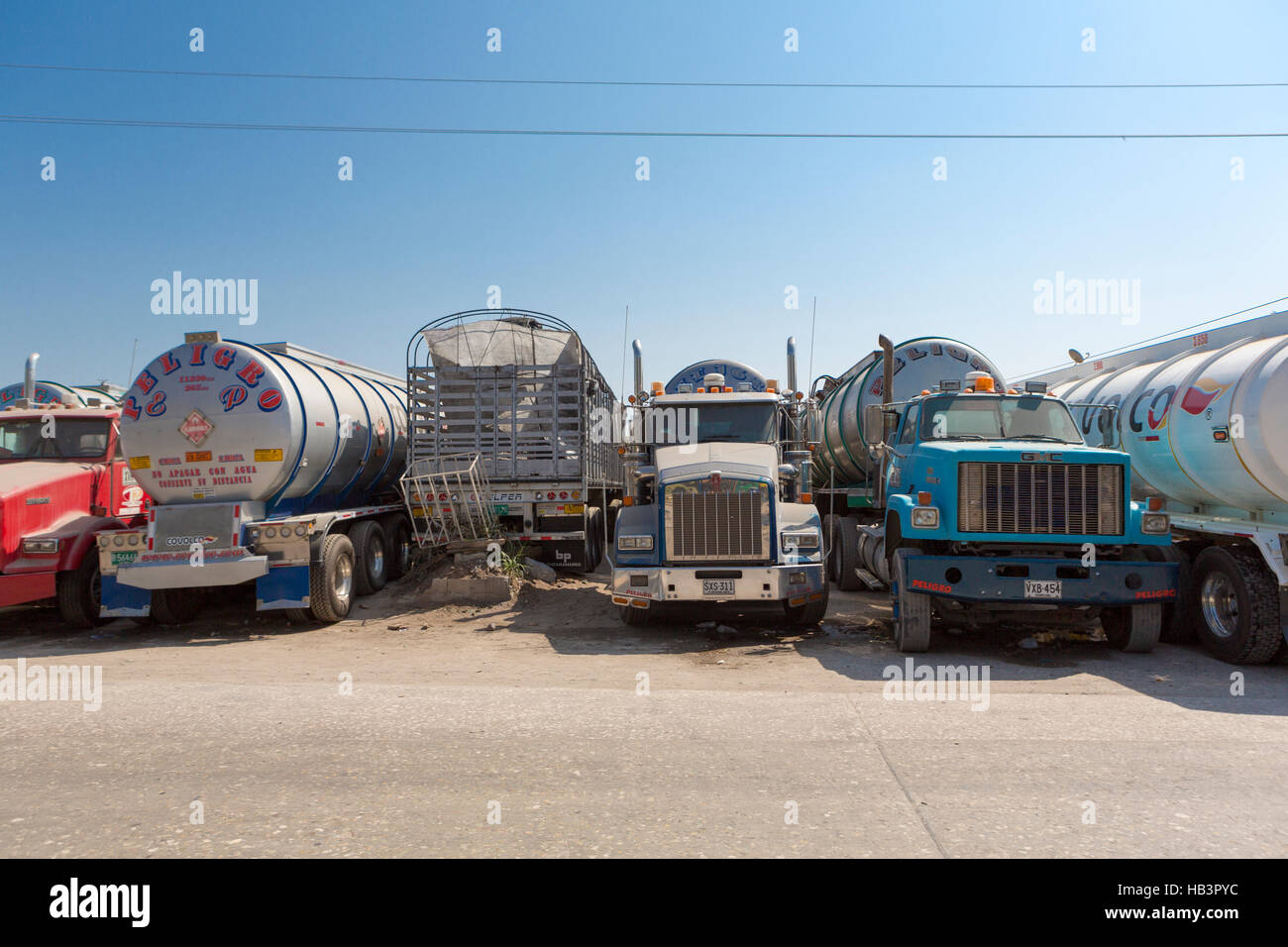 Gros camions-citernes de gaz combustible stationné sur la route Banque D'Images