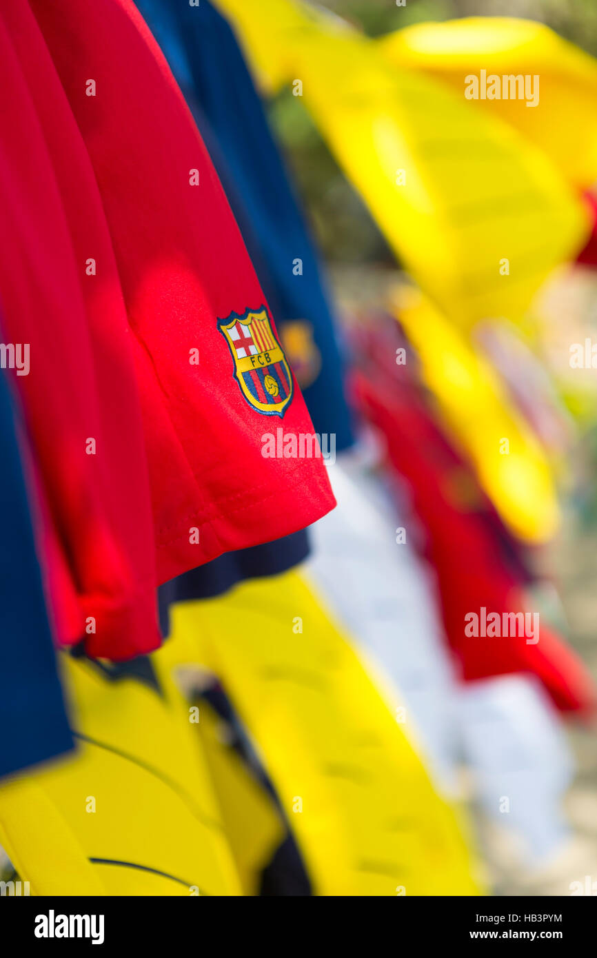 FC Barcelone logo sur t-shirt avec d'autres tissus de couleur Banque D'Images