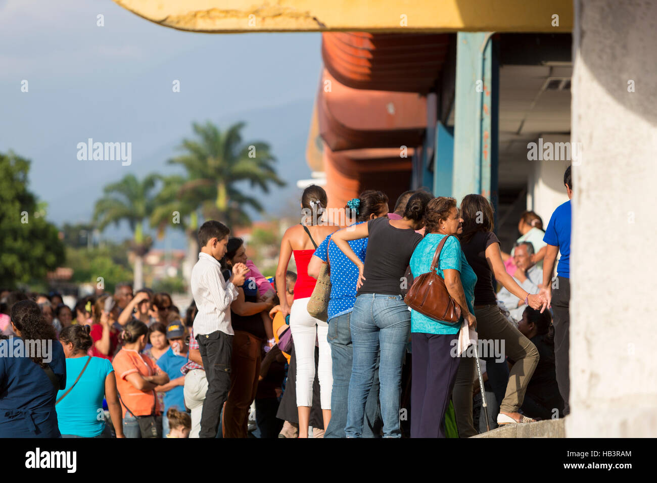 Groupe de personnes attendent en ligne à un supermarché de Mérida, Venezuela. Banque D'Images