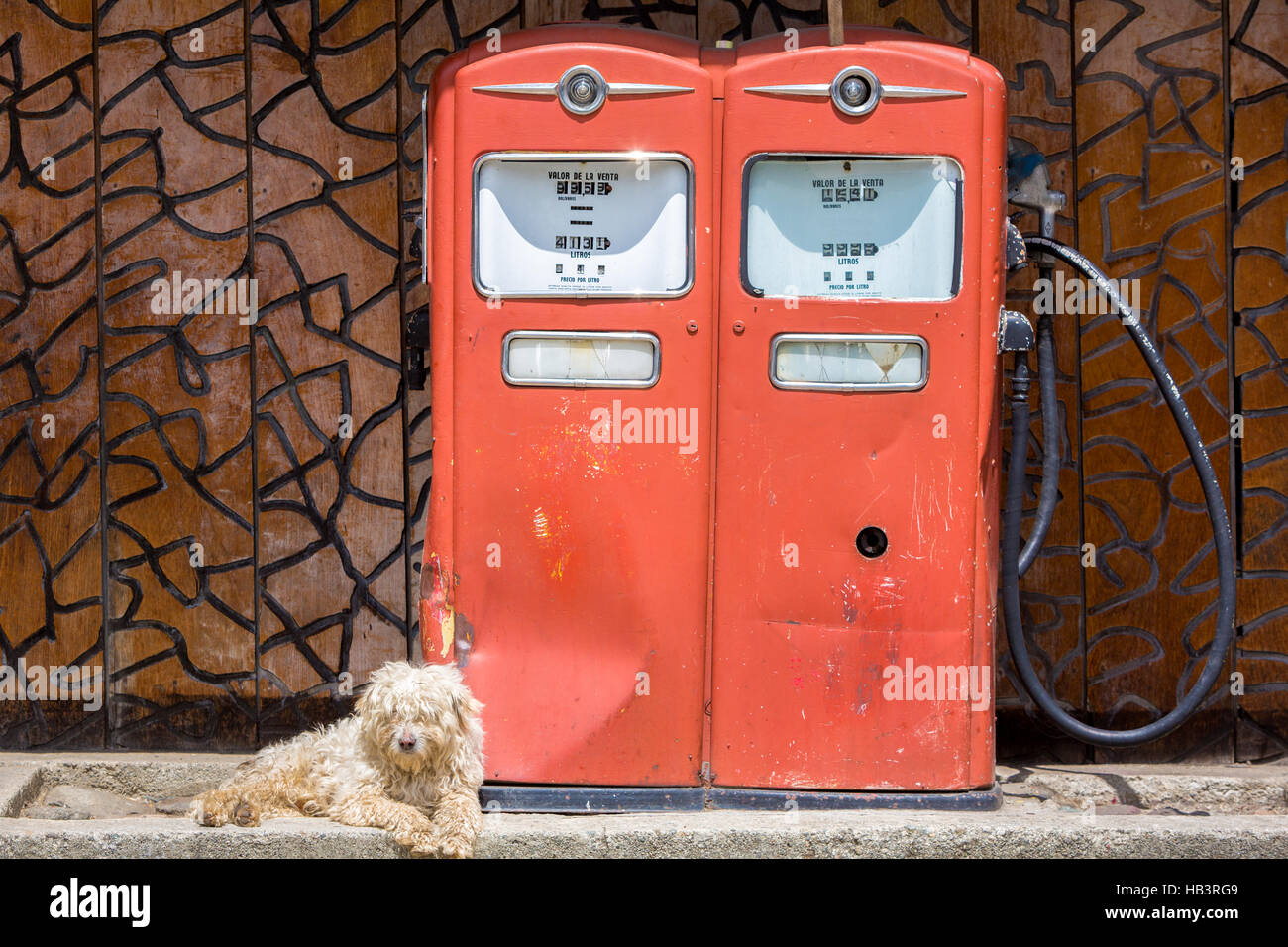La pompe à carburant en rétro vintage avec station essence n', Venezuela Banque D'Images