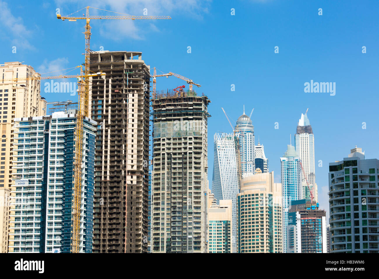 Dans l'architecture moderne de Marina District, à Dubaï Banque D'Images