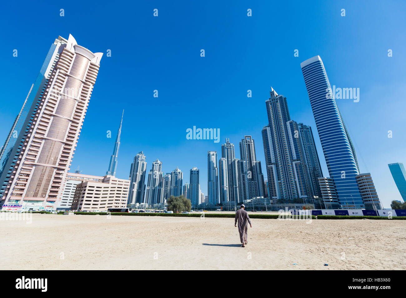 Dubai skyline avec gratte-ciel résidentiel et Burj Khalifa, eau. Banque D'Images