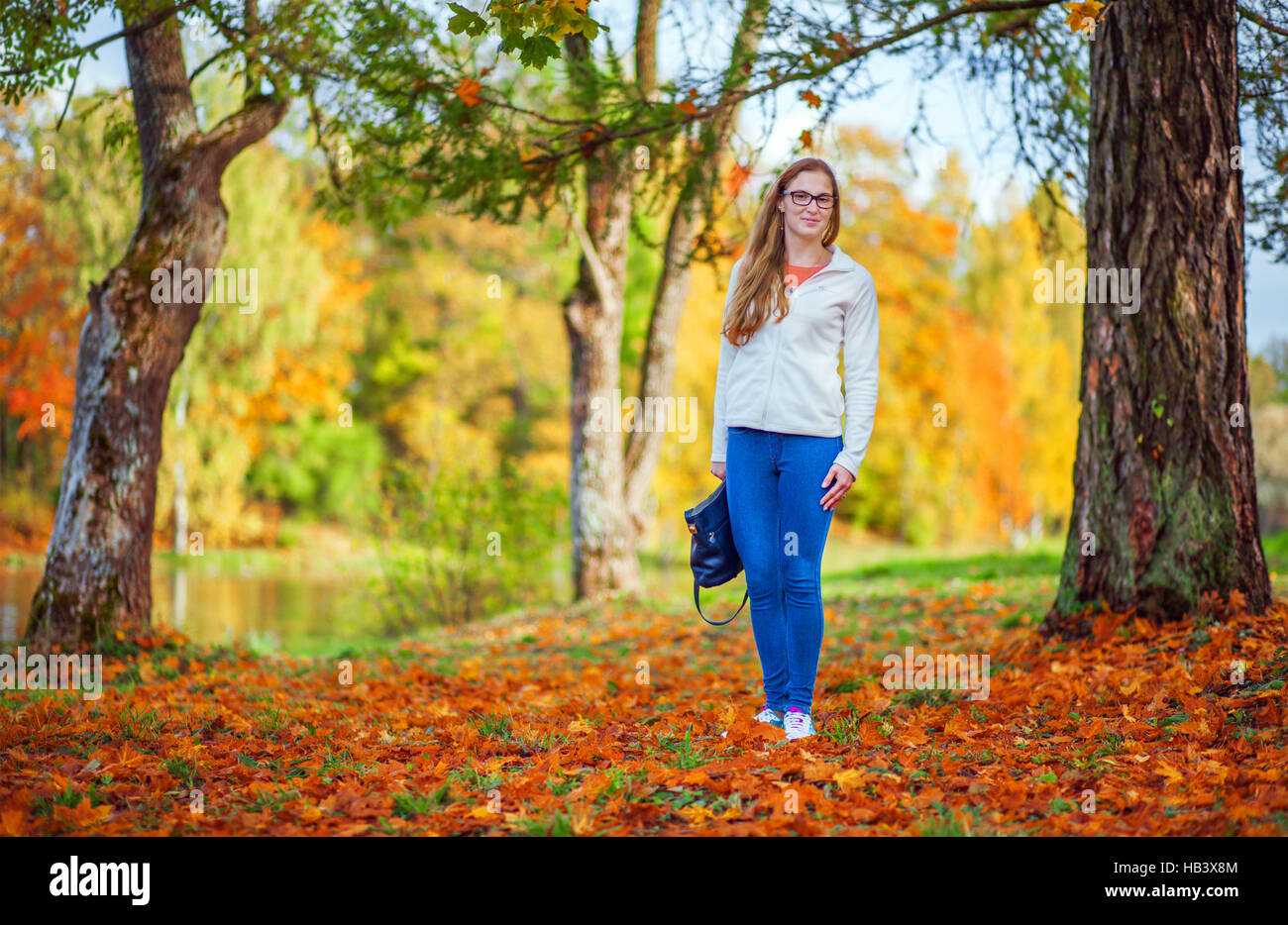 Belle femme d'autumn park Banque D'Images