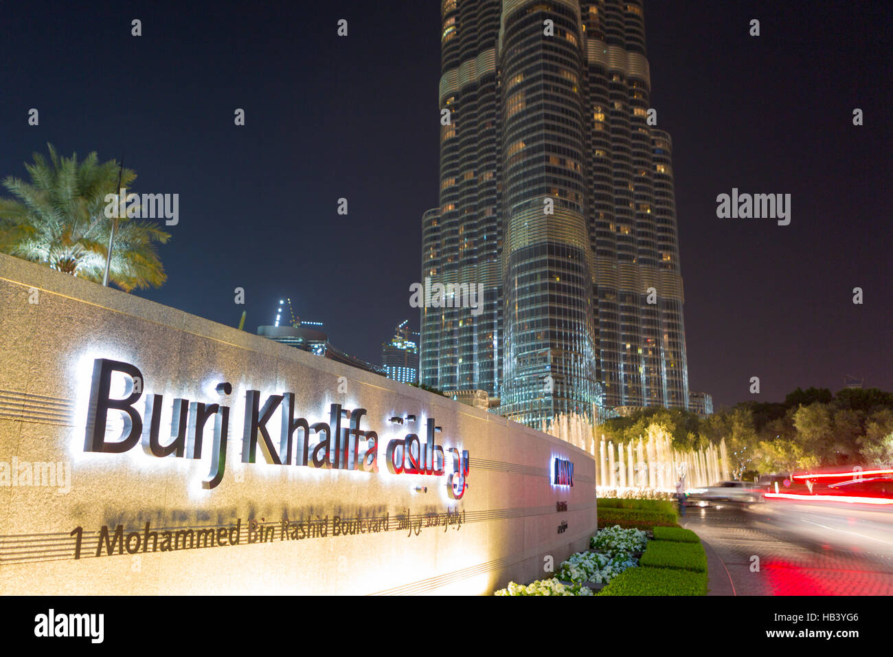 Lumières sur le Burj Khalifa de Dubaï, la nuit, dans l'immeuble le plus haut du monde Banque D'Images