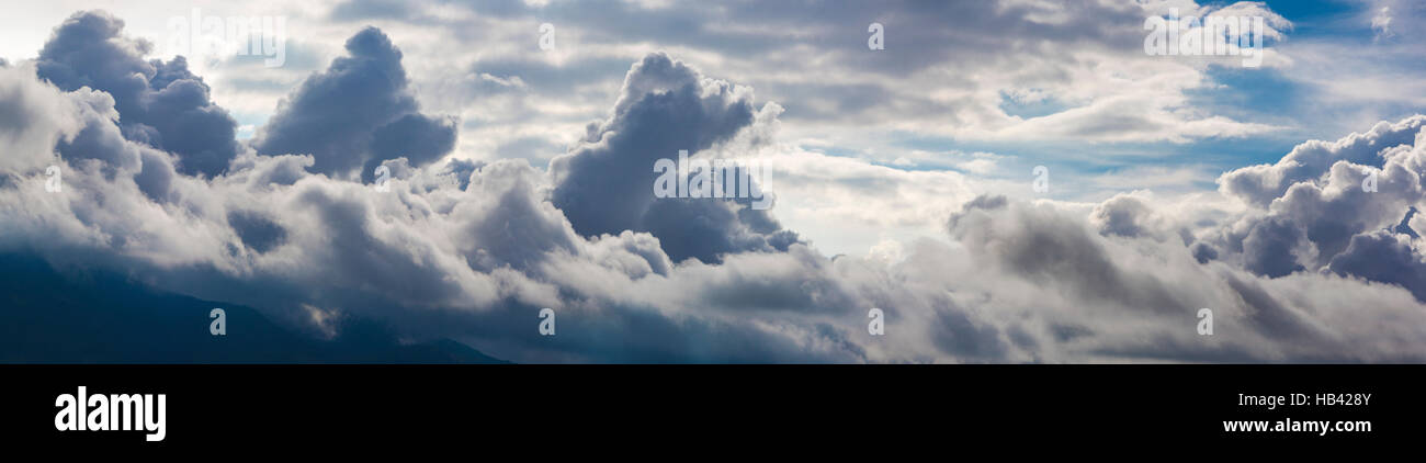 Les nuages et les montagnes à Otavalo, Equateur Banque D'Images
