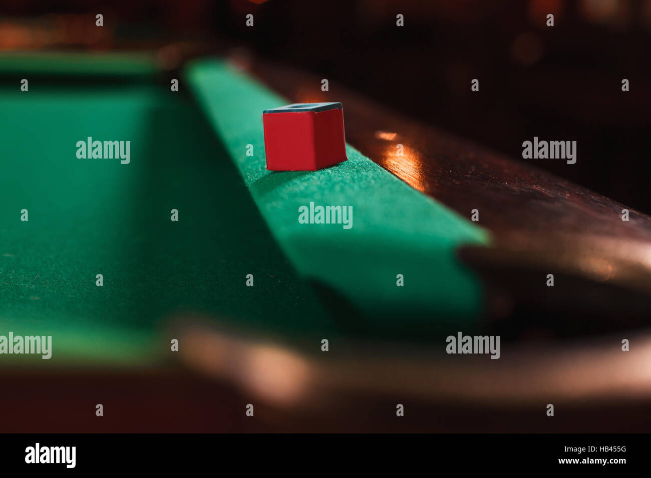 La craie sur le bord de la table de billard. Banque D'Images