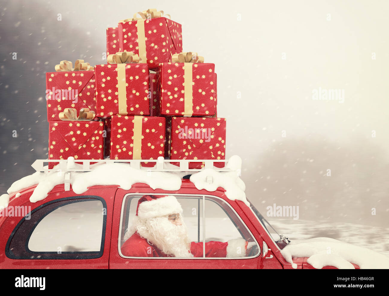 Père Noël sur une voiture rouge plein de cadeau de Noël Banque D'Images