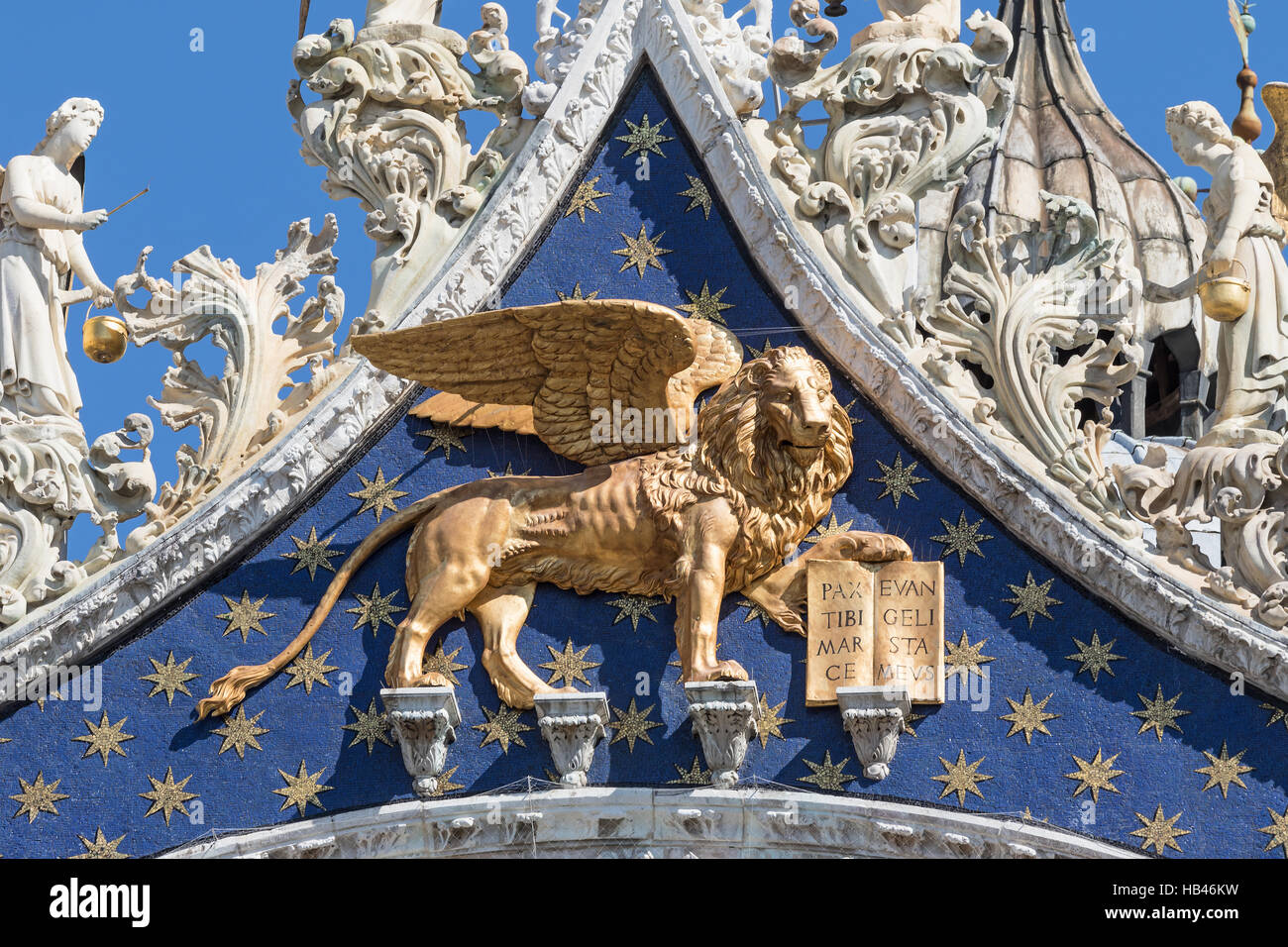 Vue rapprochée du golden lion ailé statue sur le toit de la cathédrale de San Marco (Venise, Italie). Verticalement. Banque D'Images