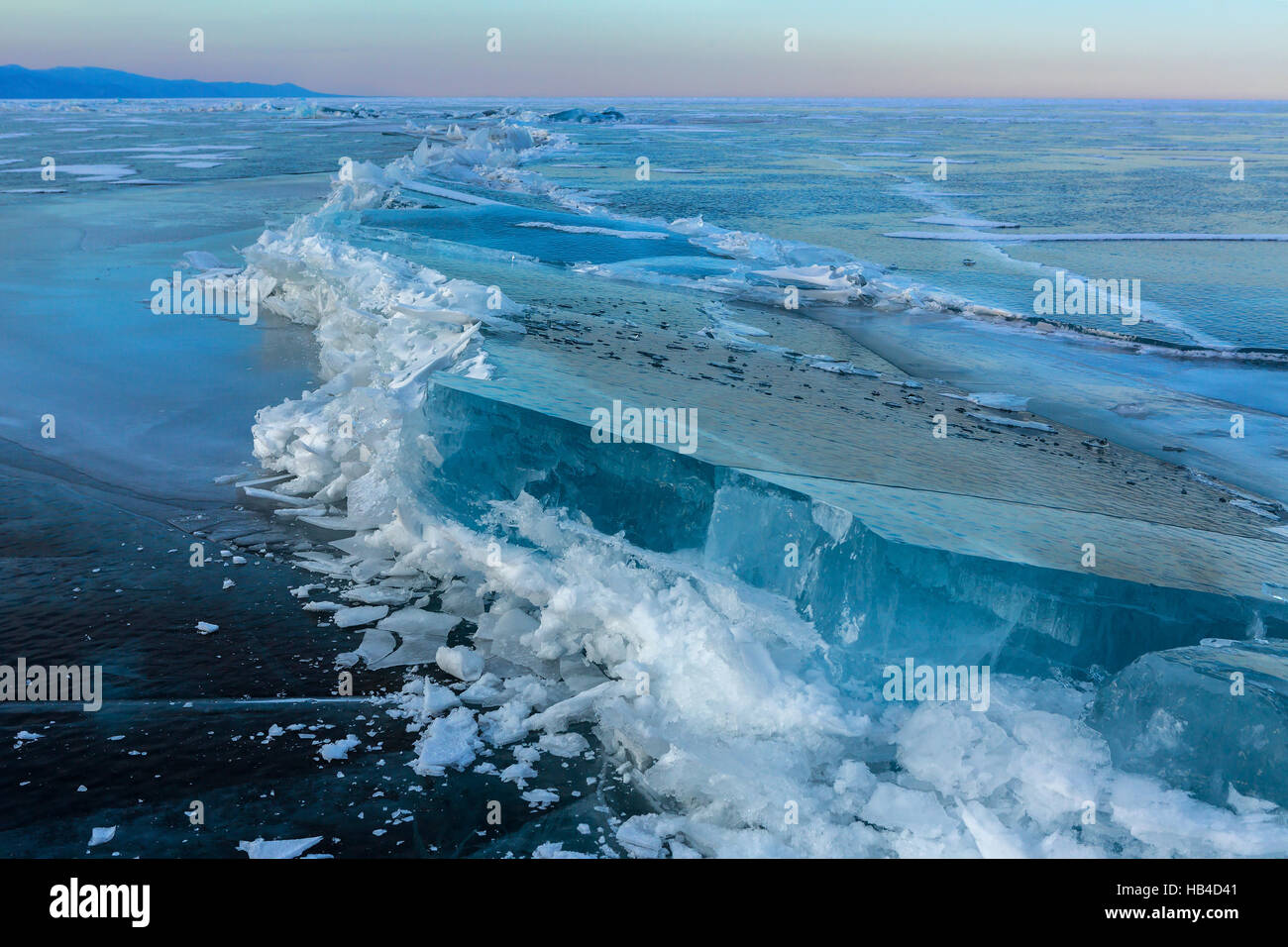 De gros blocs de glace se fissurer. Banque D'Images