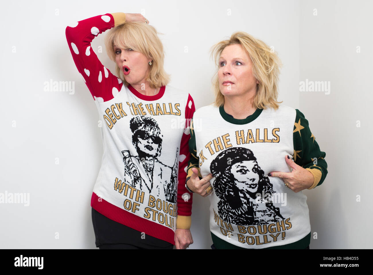 Jennifer Saunders et Joanna Lumley se réunissent à la BBC à Londres dans leurs cavaliers #AbFabXmas pour célébrer la sortie de absolument fabuleux: The Movie Out Now sur DVD et Blu-ray. Banque D'Images