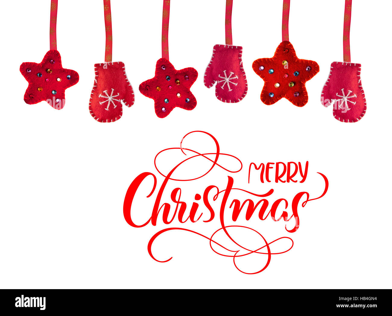 Jouets rouge sur fond blanc avec texte Joyeux Noël. Calligraphie lettrage Banque D'Images