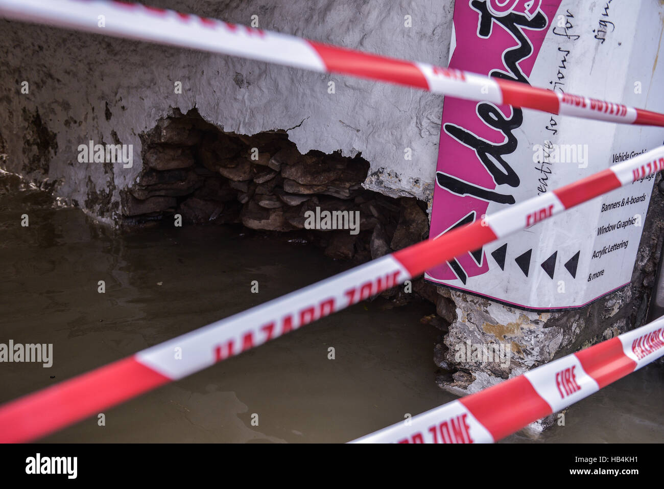 Une ruelle est fermé par les inondations après l'eau retiré une partie d'un mur de soutènement paralyser. Kendal, 6e décembre 2015. Banque D'Images