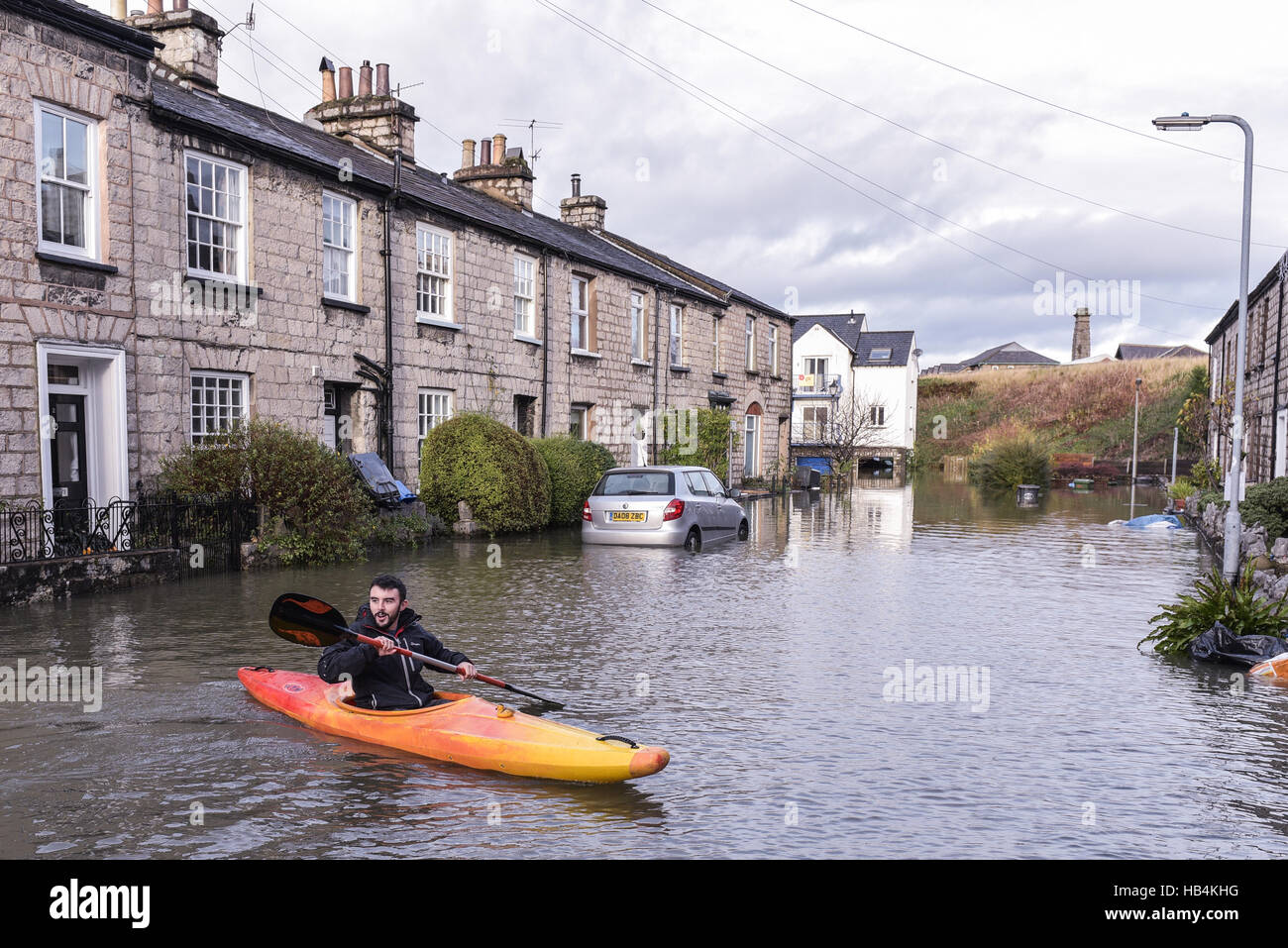 Un homme dans un kayak sur une rue inondée dans Kendal Cumbria, le 6 décembre 2015. Banque D'Images