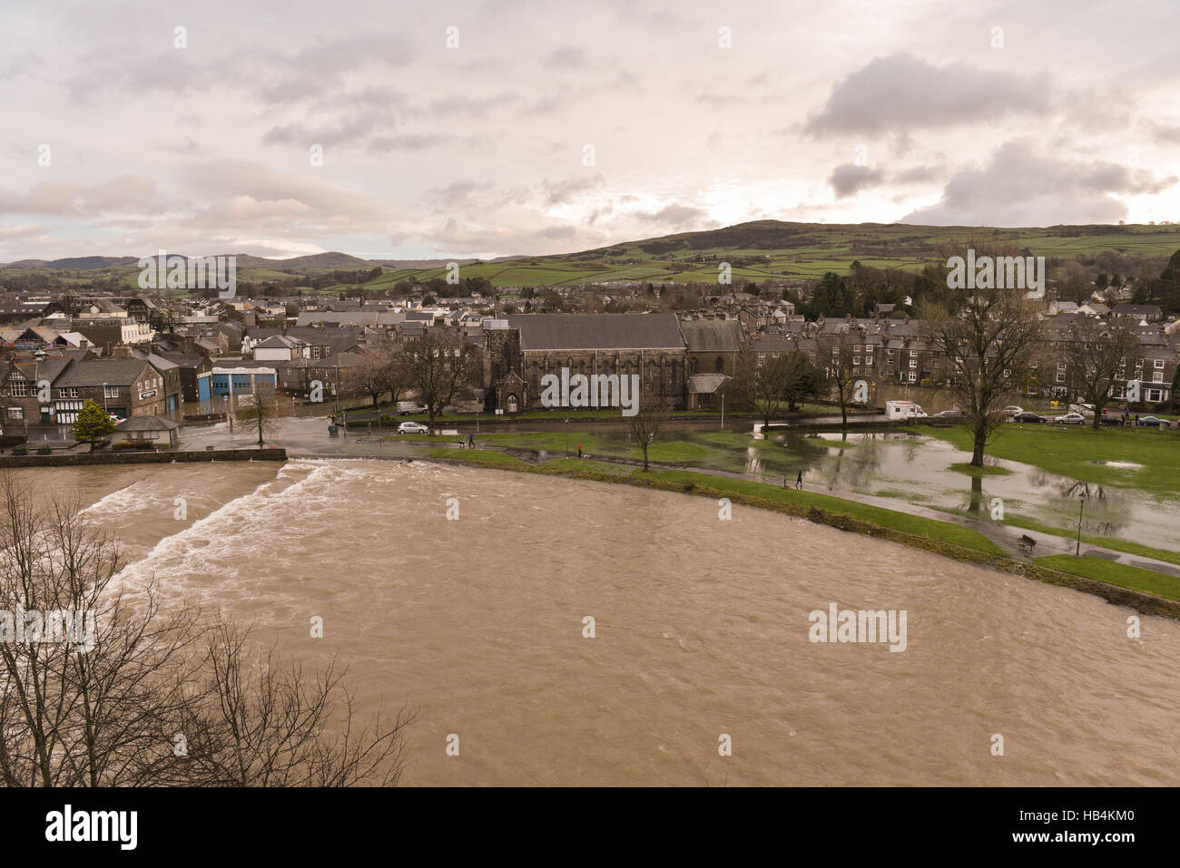 La rivière Kent gonflée avait brisé ses berges, causant des dommages catastrophiques à Kendal, en Cumbria, le 6 décembre 2015. Banque D'Images