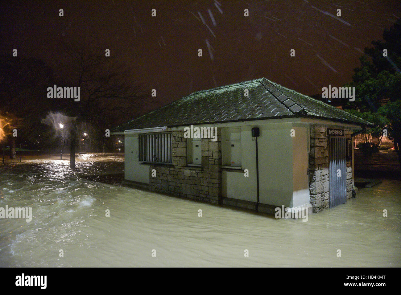 Une route inondée dans Kendal Cumbria, dans les premières heures du 6 décembre 2015 après 36 heures de pluies torrentielles. Banque D'Images