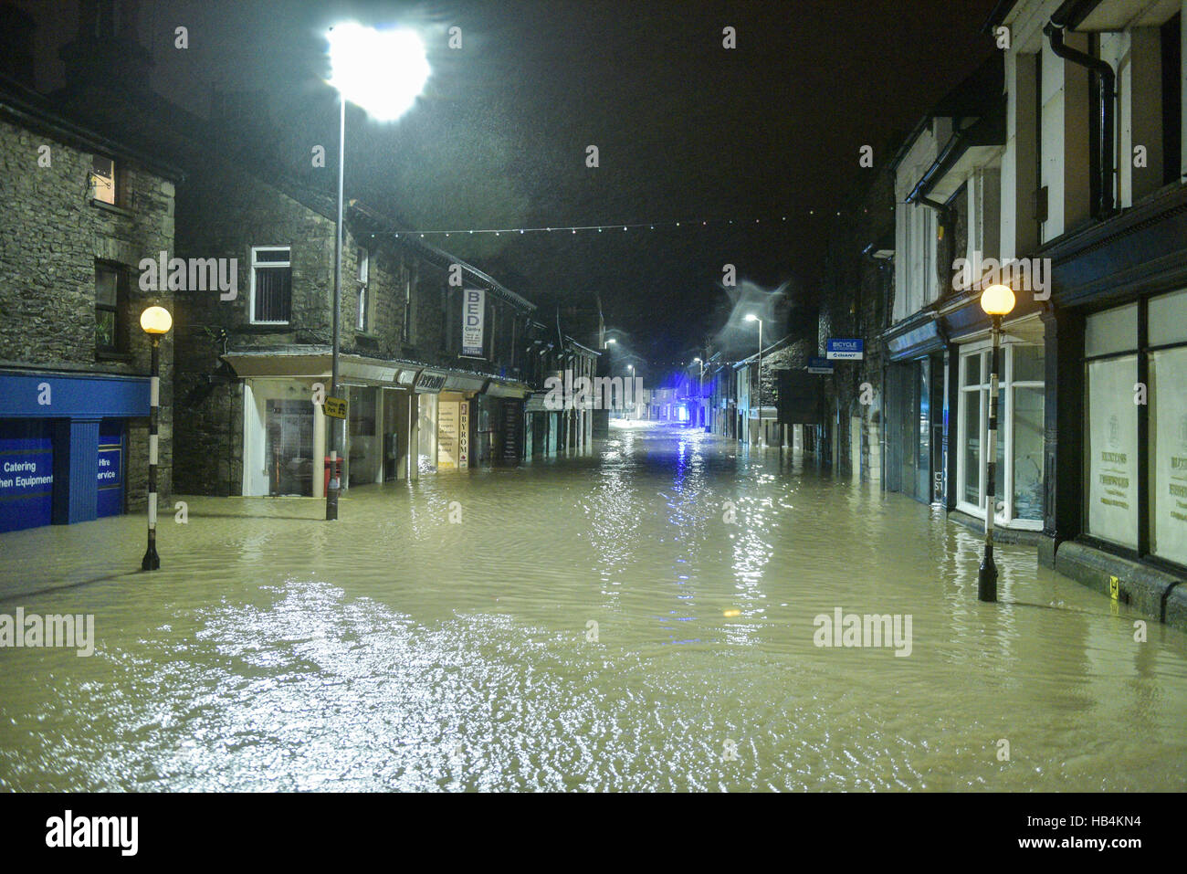 Une route inondée dans Kendal Cumbria, dans les premières heures du 6 décembre 2015 après 36 heures de pluies torrentielles. Banque D'Images