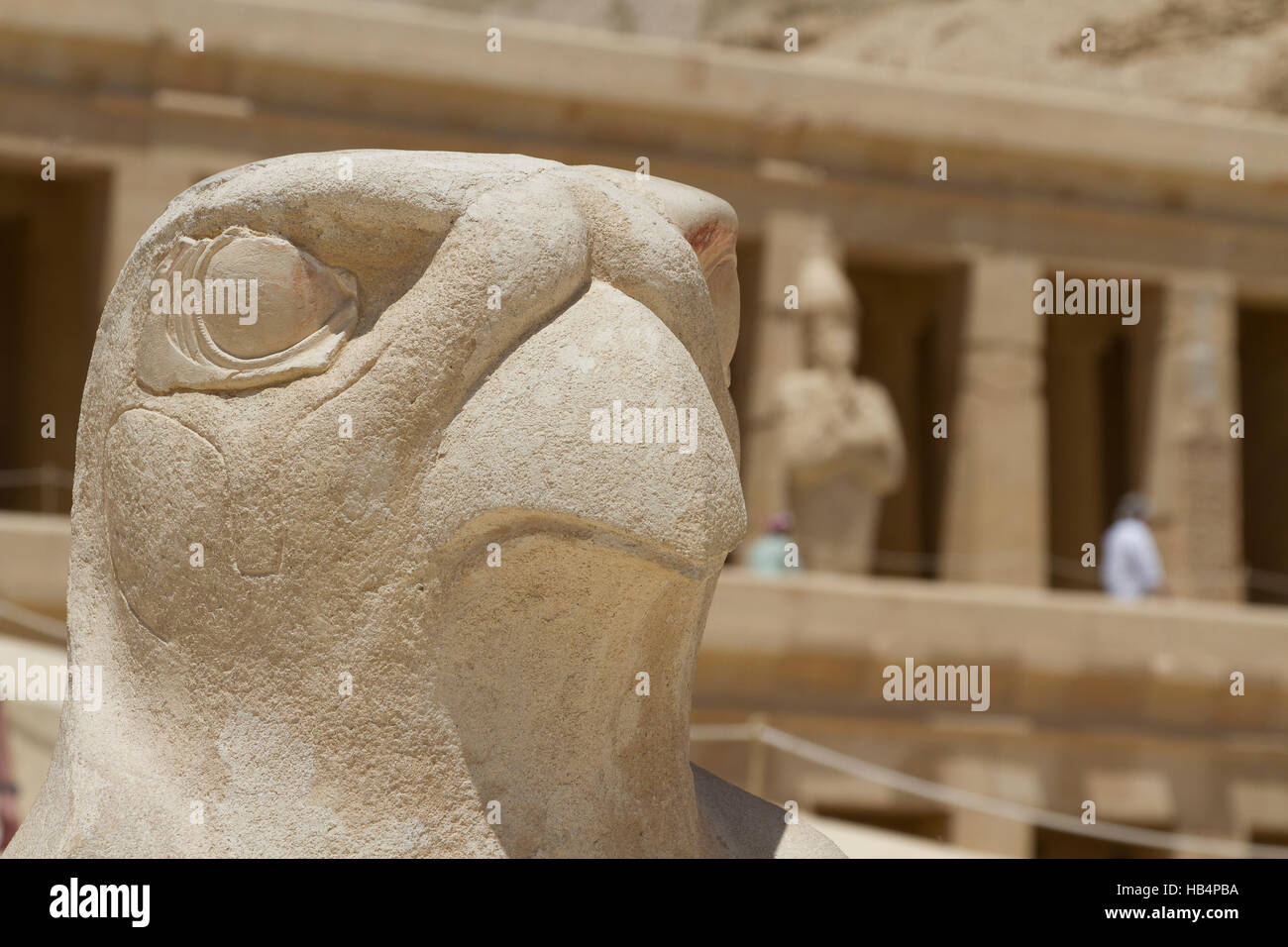 Les anciens Égyptiens Horus dieu patron national, généralement représenté comme un homme à tête de faucon portant une couronne rouge et blanc, comme un symbole de royauté sur Banque D'Images