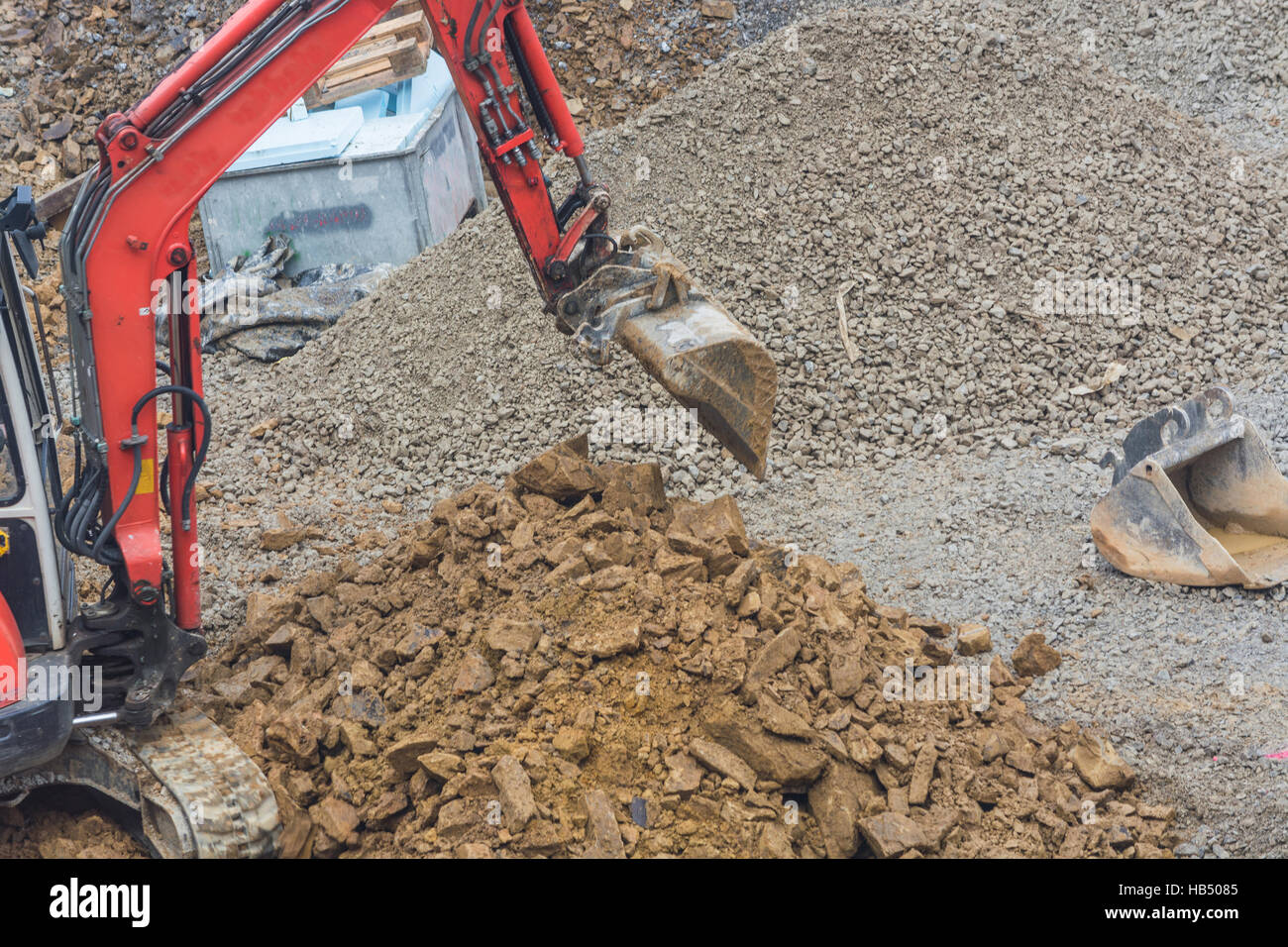 Les travaux d'excavation avec mini-pelle Banque D'Images