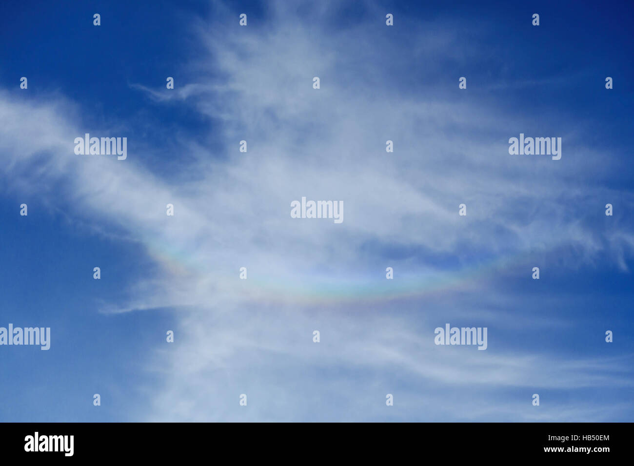 Un arc-en-ciel à l'envers (circumzénithal) plus de Hereford en Angleterre en juin 2014 Banque D'Images