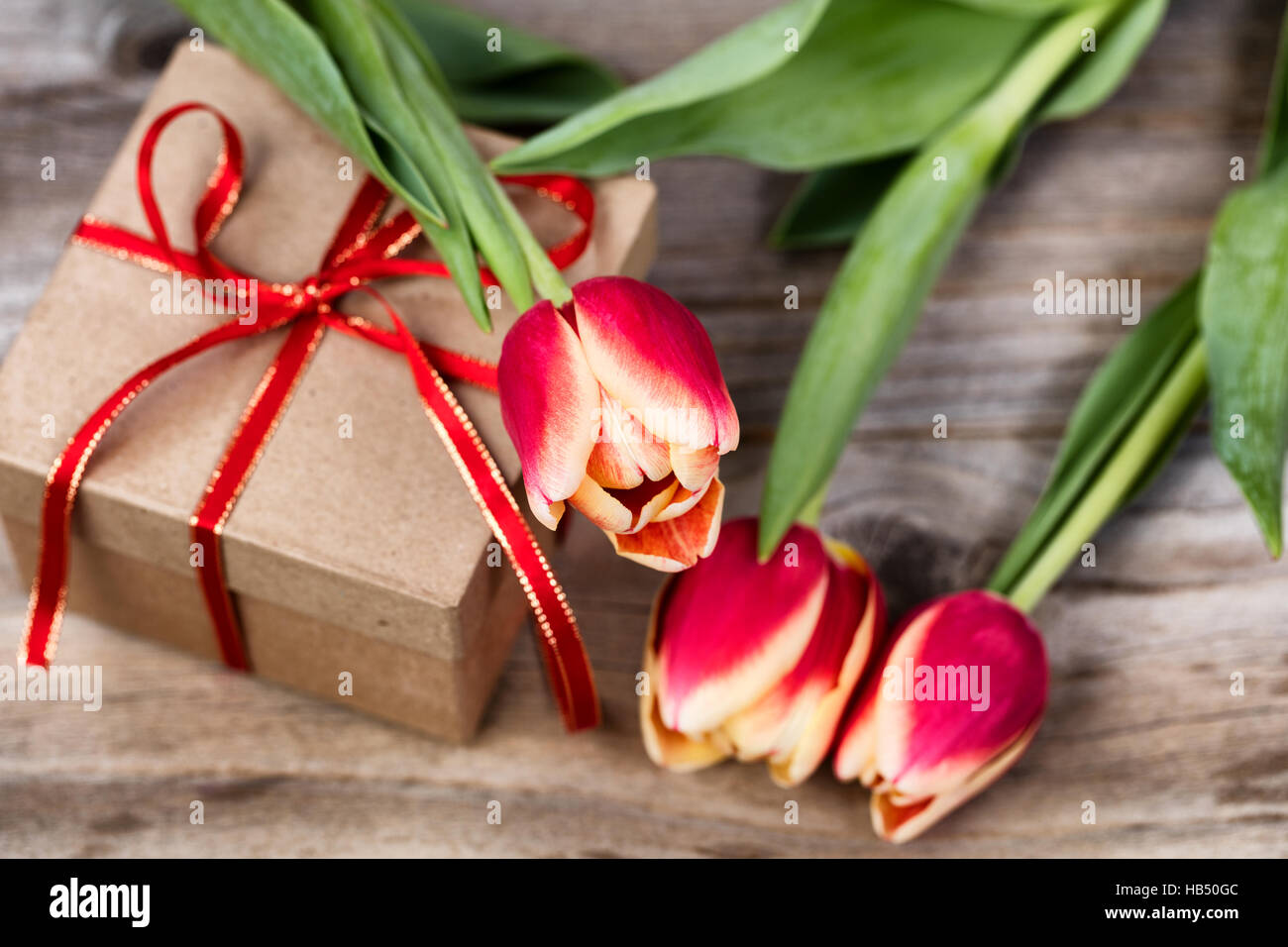 Les tulipes sur haut de cadeau en boîte Banque D'Images