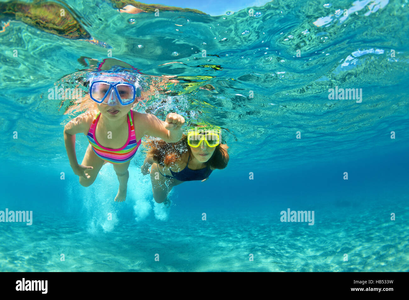 Happy Family Mother With Baby Girl Nager Et Plonger Sous L eau Avec