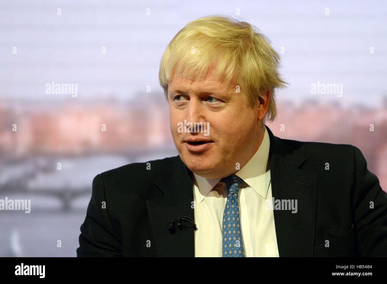 Secrétaire des affaires étrangères Boris Johnson pendant le tournage pour la BBC un programme d'affaires publiques l'Andrew Marr Show à New Broadcasting House à Londres. Banque D'Images