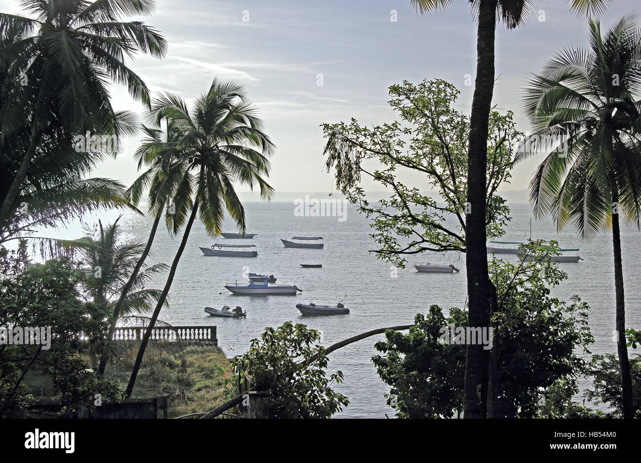 Lever du soleil scène de pêche, de tourisme et de vitesse bateaux ancrés dans la baie à Dona Paula à Goa, Inde. Banque D'Images