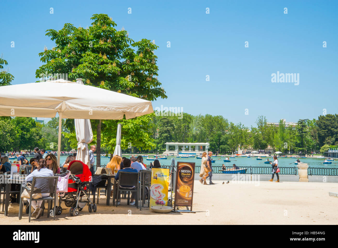 Terrasse près de l'étang. Le parc du Retiro, Madrid, Espagne. Banque D'Images