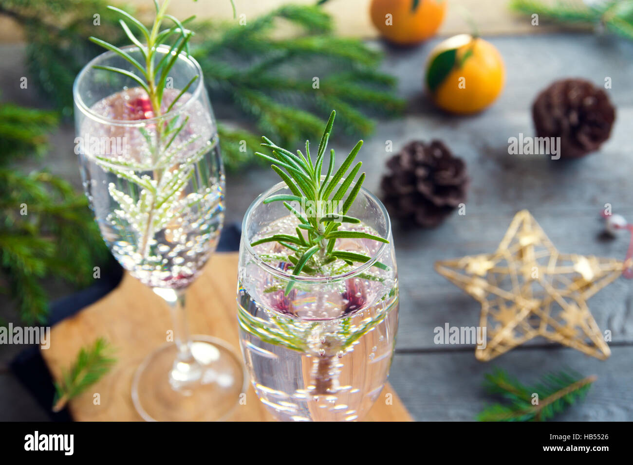 Boisson festive pour Noël Mimosa - cocktail au champagne avec romarin pour party de Noël Banque D'Images