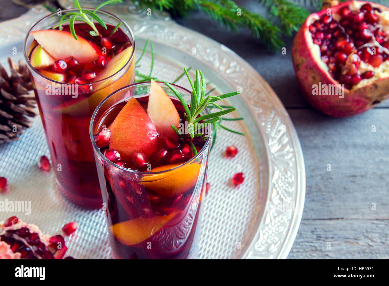 Noël, automne ou hiver sangria avec des oranges, pommes, graines de  grenade, de romarin et d'épices - boisson festive fait maison pour le temps  de Noël Photo Stock - Alamy