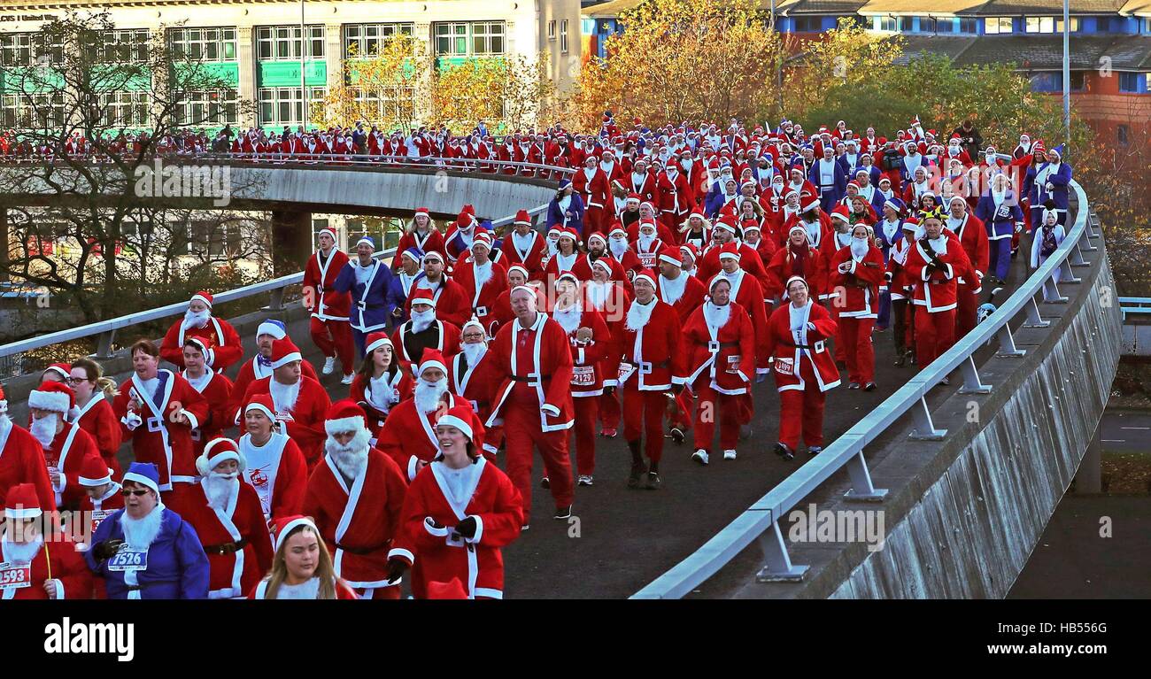 Porteur habillé en père Noël font leur chemin autour d'un cours de 5k au Radio City Liverpool Santa Dash, afin de recueillir des fonds pour la trésorerie du Radio City, Everton pour les enfants dans la Communauté et Zoe's Place Soins de bébé. Banque D'Images