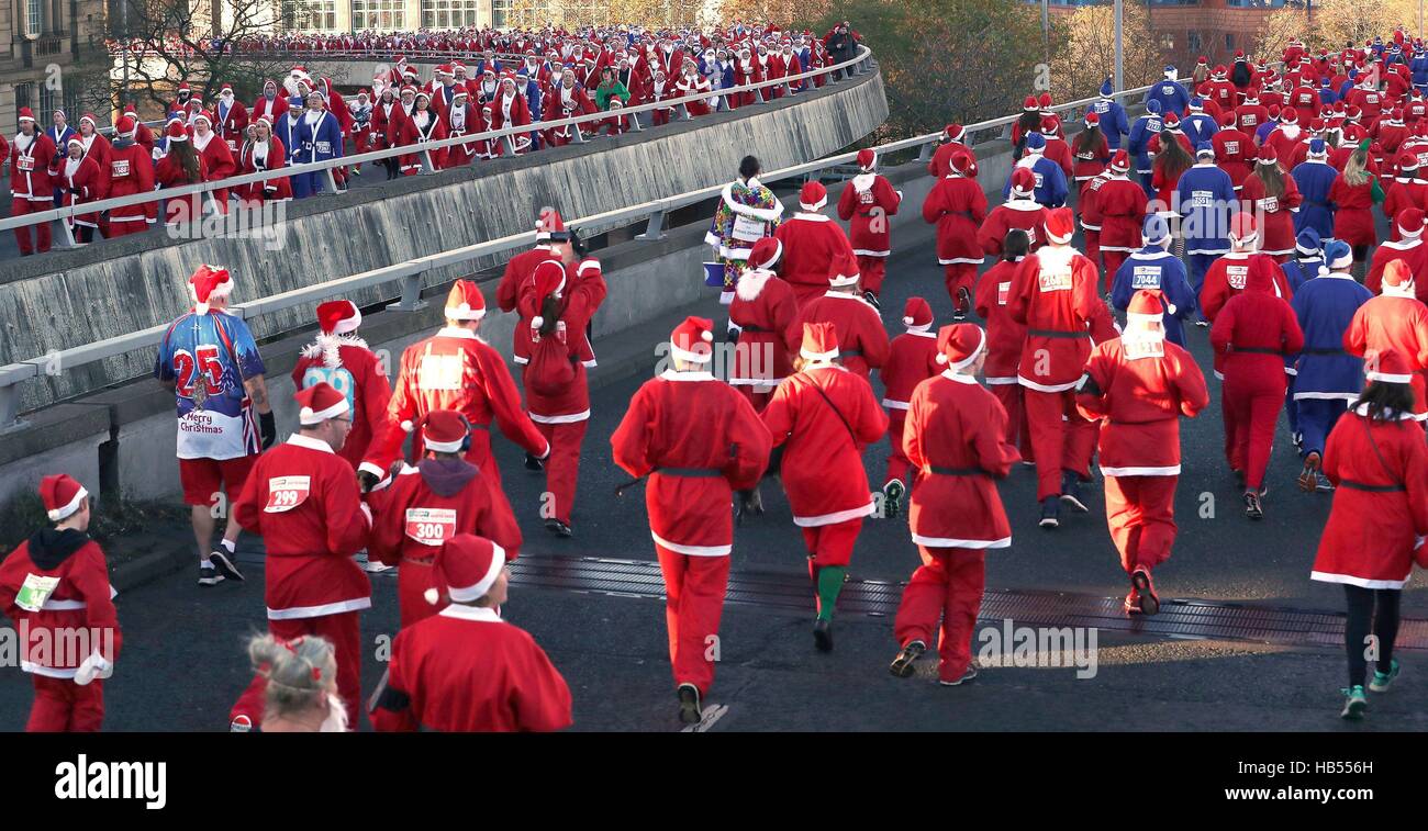 Porteur habillé en père Noël font leur chemin autour d'un cours de 5k au Radio City Liverpool Santa Dash, afin de recueillir des fonds pour la trésorerie du Radio City, Everton pour les enfants dans la Communauté et Zoe's Place Soins de bébé. Banque D'Images