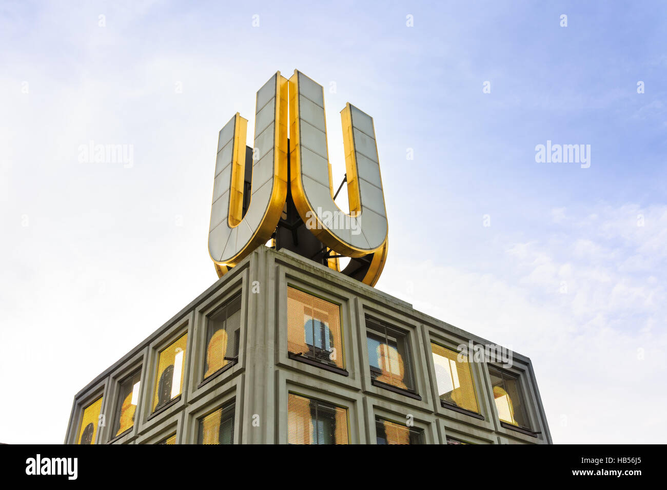 U-tour ou Dortmunder U avec 'kicker' installation vidéo, célèbre signe sur haut de l'ancienne brasserie Dortmunder Union européenne, Dortmund, Allemagne Banque D'Images