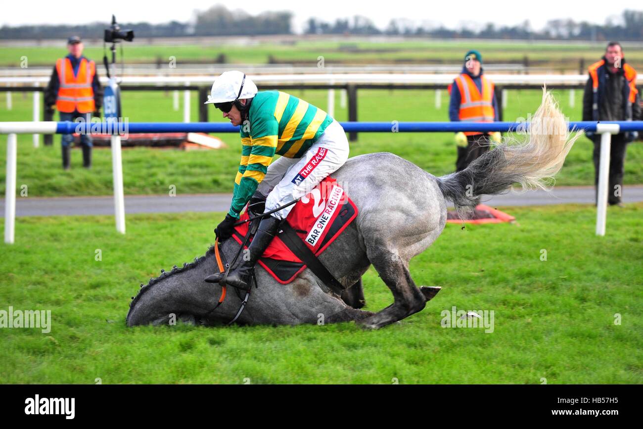 Hotel Nobel et Barry Geraghty tomber dans le bar une course Handicap Hurdle pendant deux jours de la fête d'hiver à l'hippodrome Fairyhouse, Co Meath, Irlande. Banque D'Images