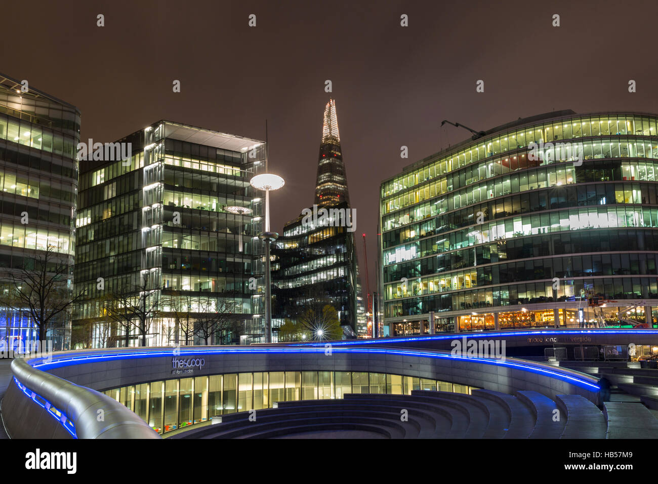 L'écope à l'Hôtel de ville et ses environs plus d'immeubles de bureaux à Londres la nuit, Londres, UK Banque D'Images