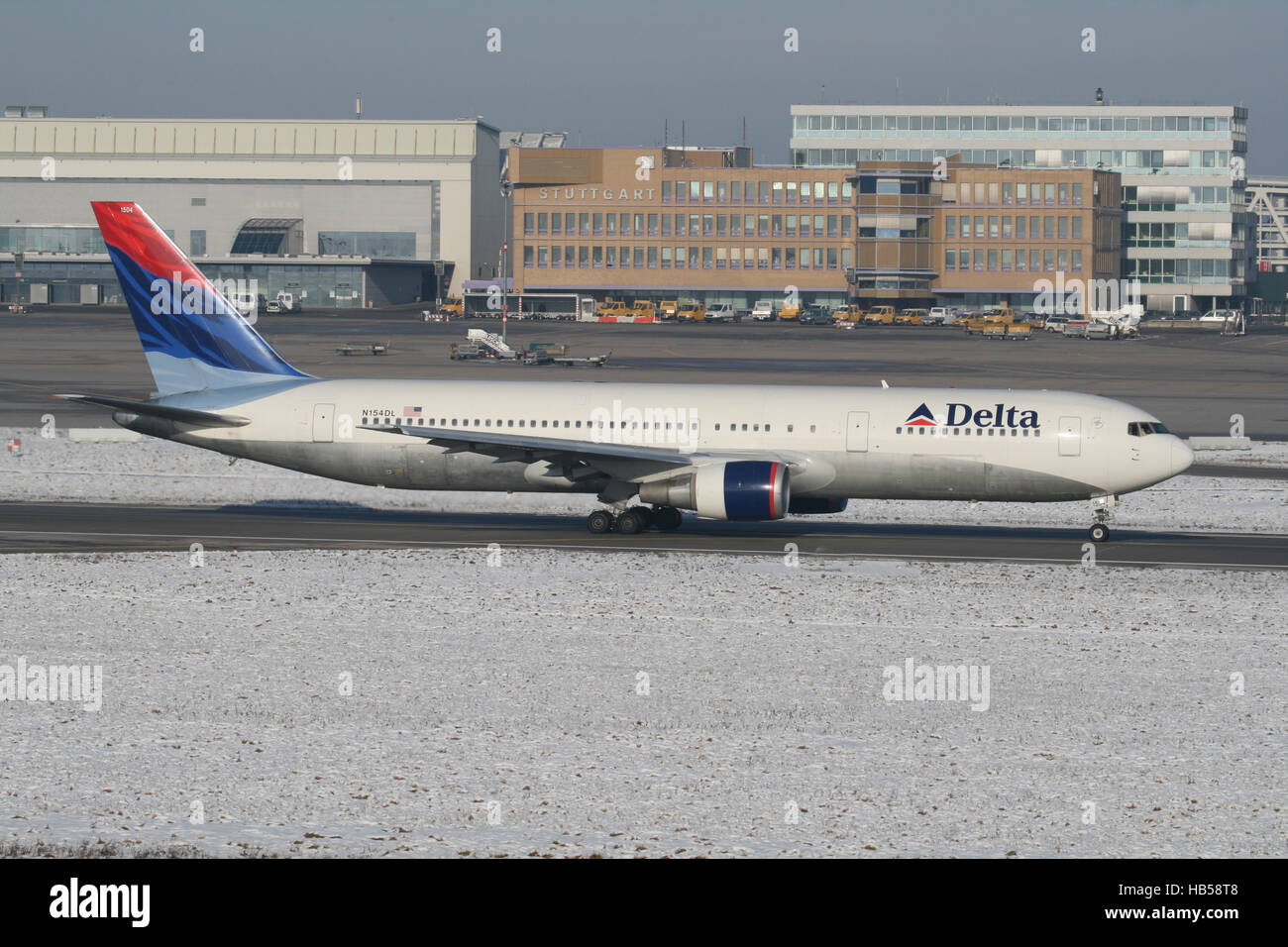 Stuttgart/Allemagne 3 Juin 2008 : Delta Boeing 767 à l'aéroport de Stuttgart. Banque D'Images