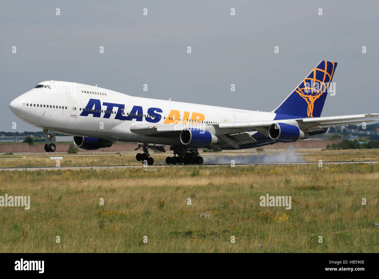 Stuttgart, Allemagne - 10 septembre 2016 : Boeing 747 d'Atlas Air, à l'atterrissage à l'aéroport international de Stuttgart. Banque D'Images