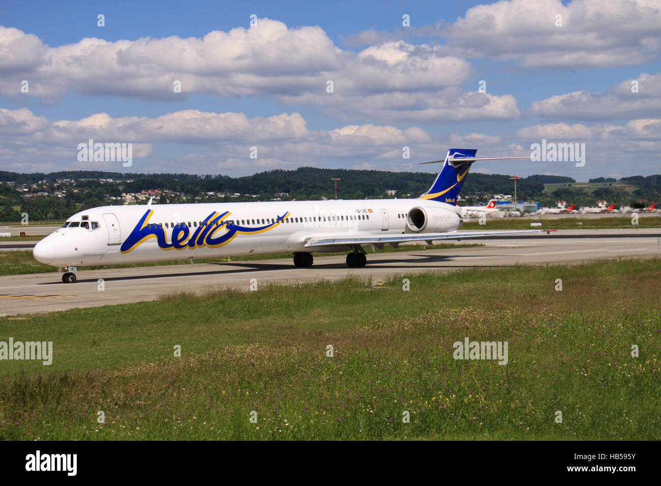 Zurich/Suisse, 2016 Juillet10 : bonjour MD80 à l'atterrissage à l'aéroport de Zurich. Banque D'Images