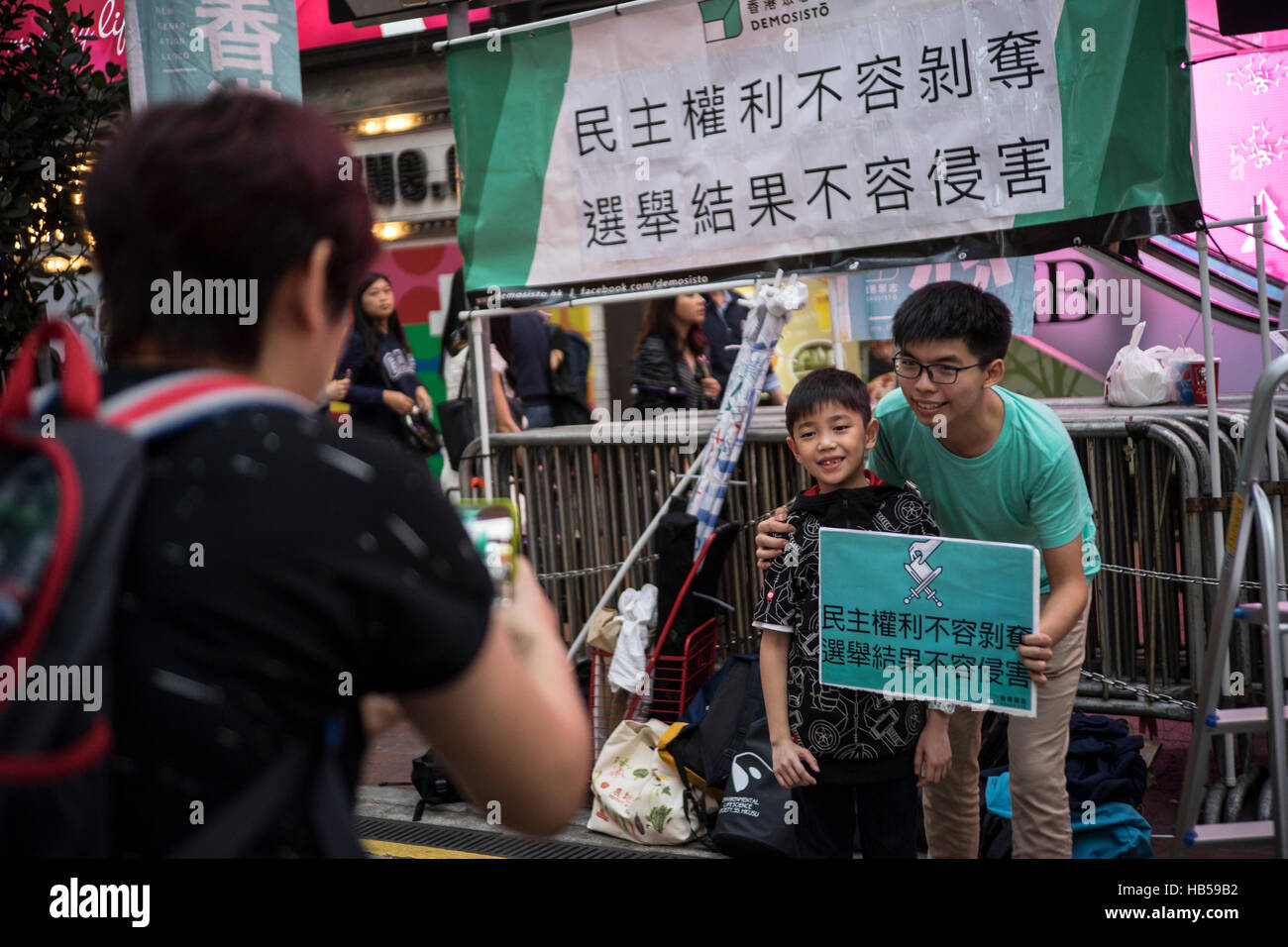 Hong Kong. 08Th Dec 2016. Hong Kong parti politique Demosisto mis en place sur la rue Booth à Causeway Bay, Hong Kong. Son secrétaire général Joshua Wong a appeler les gens à participer à la campagne tenir la semaine prochaine qui est sur la question de l'exclusion des législateurs. © Chan Hei Long/Pacific Press/Alamy Live News Banque D'Images