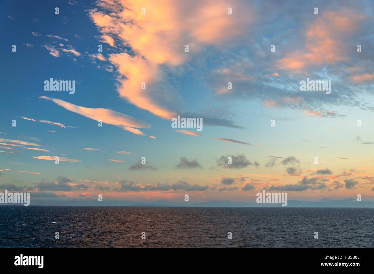 Ciel tôt le matin en mer. La lumière du soleil douce reflétant des nuages. Banque D'Images