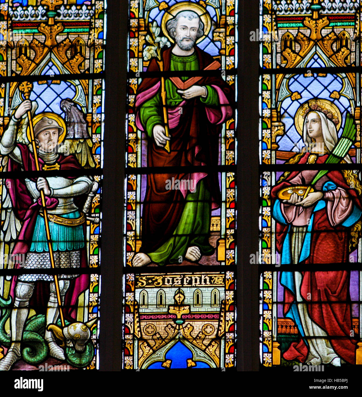 Vitraux dans l'église de Braine-le-Château, Belgique, représentant Saint Michel (avec le visage du Roi Albert Ier de Belgique), Saint Joseph et Saint Banque D'Images