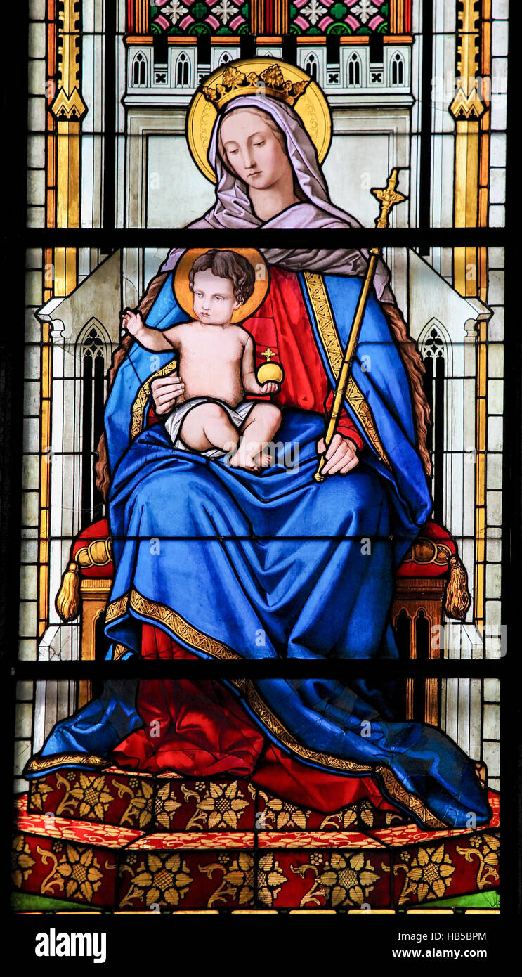 La fenêtre de l'église dans le Dom de Cologne, Allemagne, représentant la Vierge Marie et l'enfant Jésus Banque D'Images