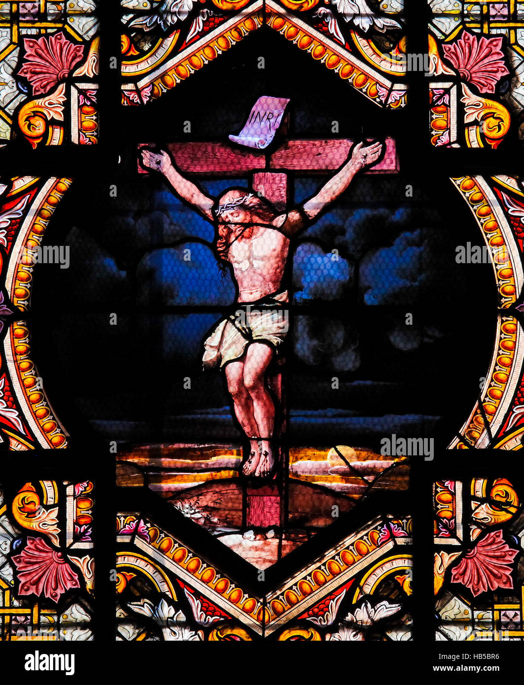 Vitrail représentant Jésus Christ sur la croix dans l'église Saint Sulpice à Paris, créé au 17ème siècle. Banque D'Images