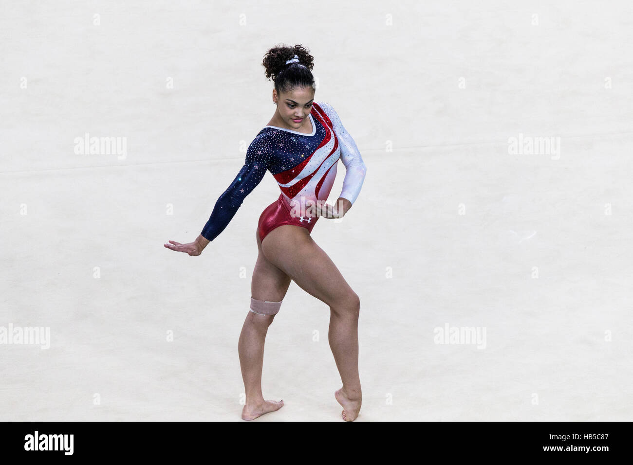 Rio de Janeiro, Brésil. 9 août 2016. Lauren Hernandez (USA) effectue l'exercice au sol dans le cadre de l'épreuve qui l'équipe de gymnastique féminine Banque D'Images
