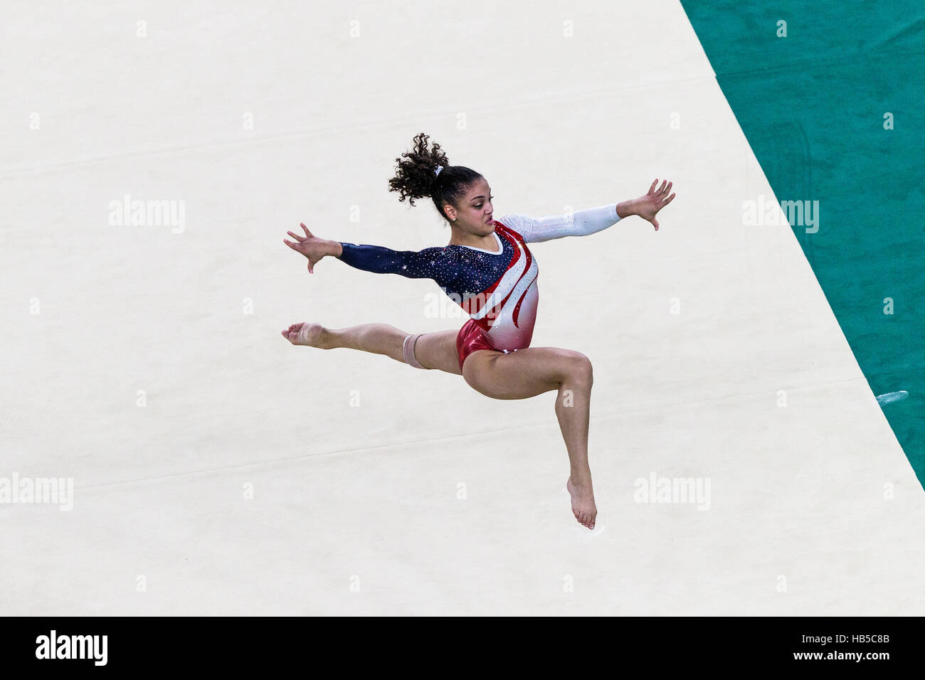 Rio de Janeiro, Brésil. 9 août 2016. Lauren Hernandez (USA) effectue l'exercice au sol dans le cadre de l'épreuve qui l'équipe de gymnastique féminine Banque D'Images