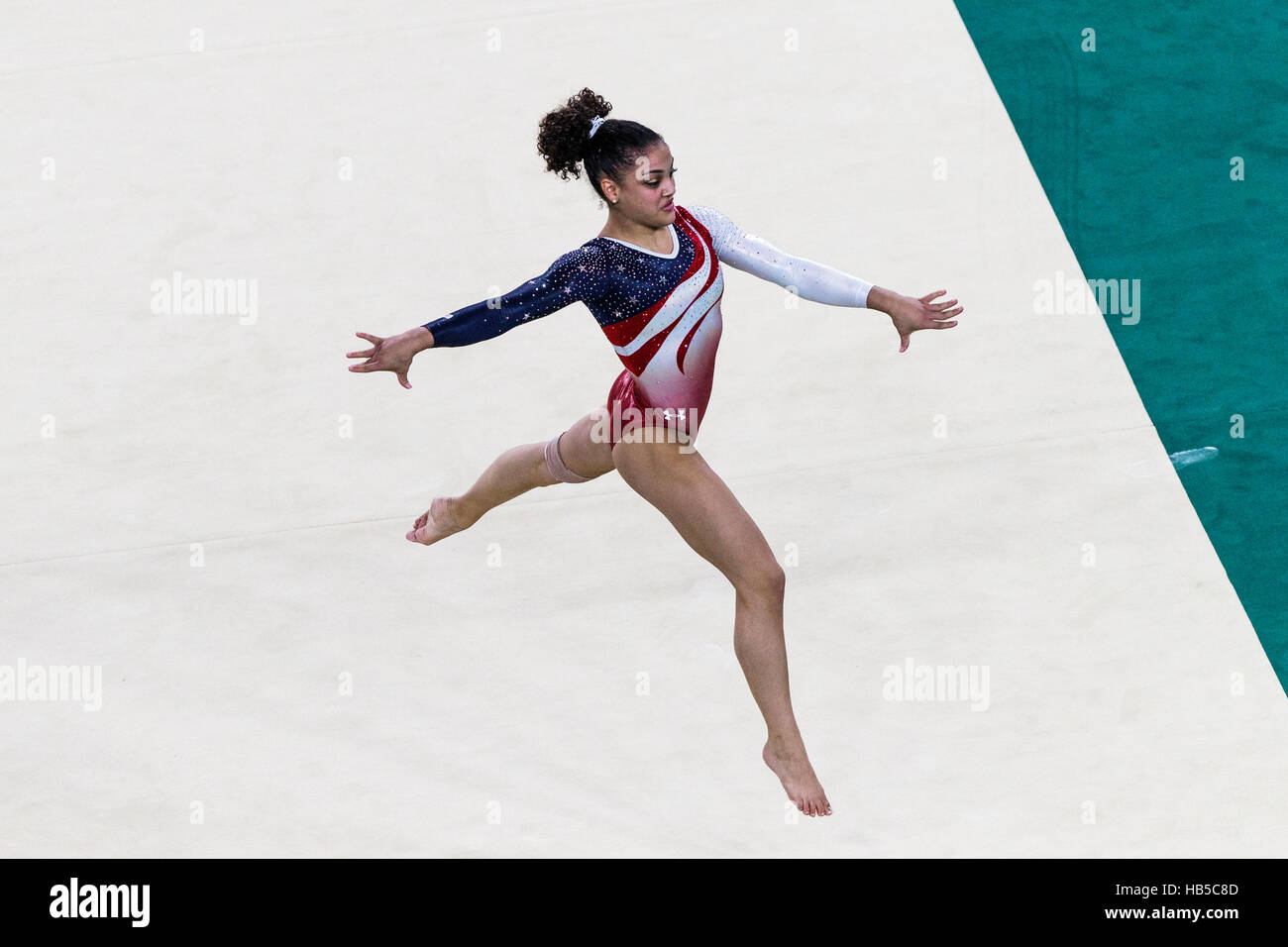 Rio de Janeiro, Brésil. 9 août 2016. Lauren Hernandez (USA) effectue l'exercice au sol dans le cadre de l'épreuve qui l'équipe de gymnastique féminine Banque D'Images