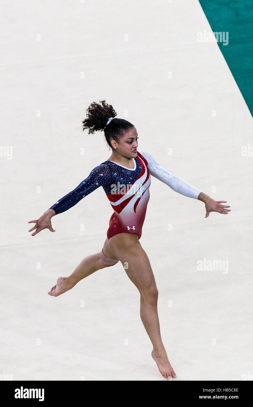 Rio de Janeiro, Brésil. 9 août 2016. Lauren Hernandez (USA) effectue l'exercice au sol dans le cadre de l'épreuve qui l'équipe de gymnastique féminine Banque D'Images