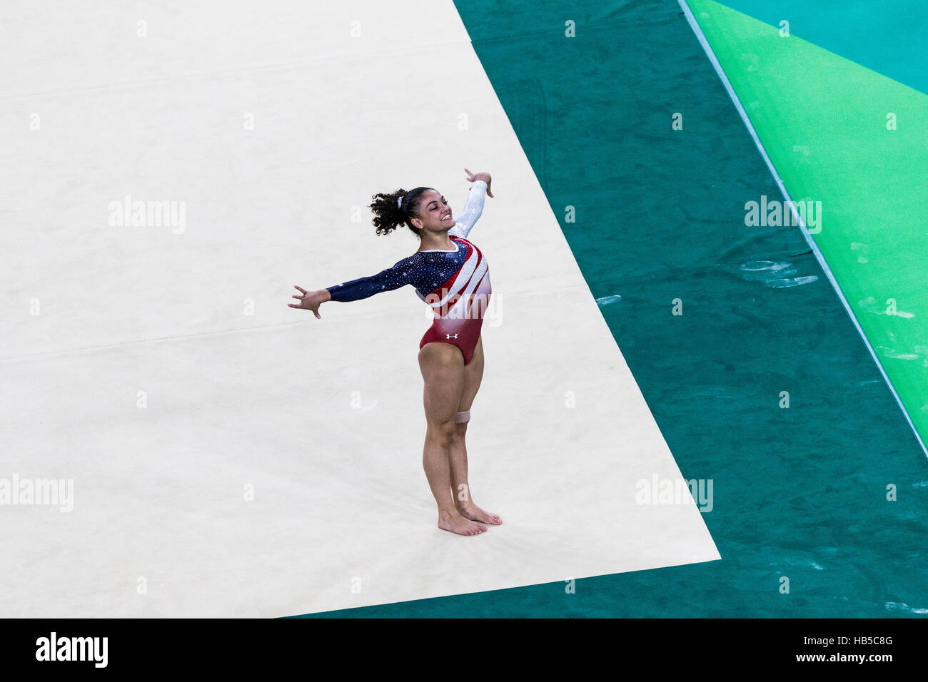 Rio de Janeiro, Brésil. 9 août 2016. Lauren Hernandez (USA) effectue l'exercice au sol dans le cadre de l'épreuve qui l'équipe de gymnastique féminine Banque D'Images