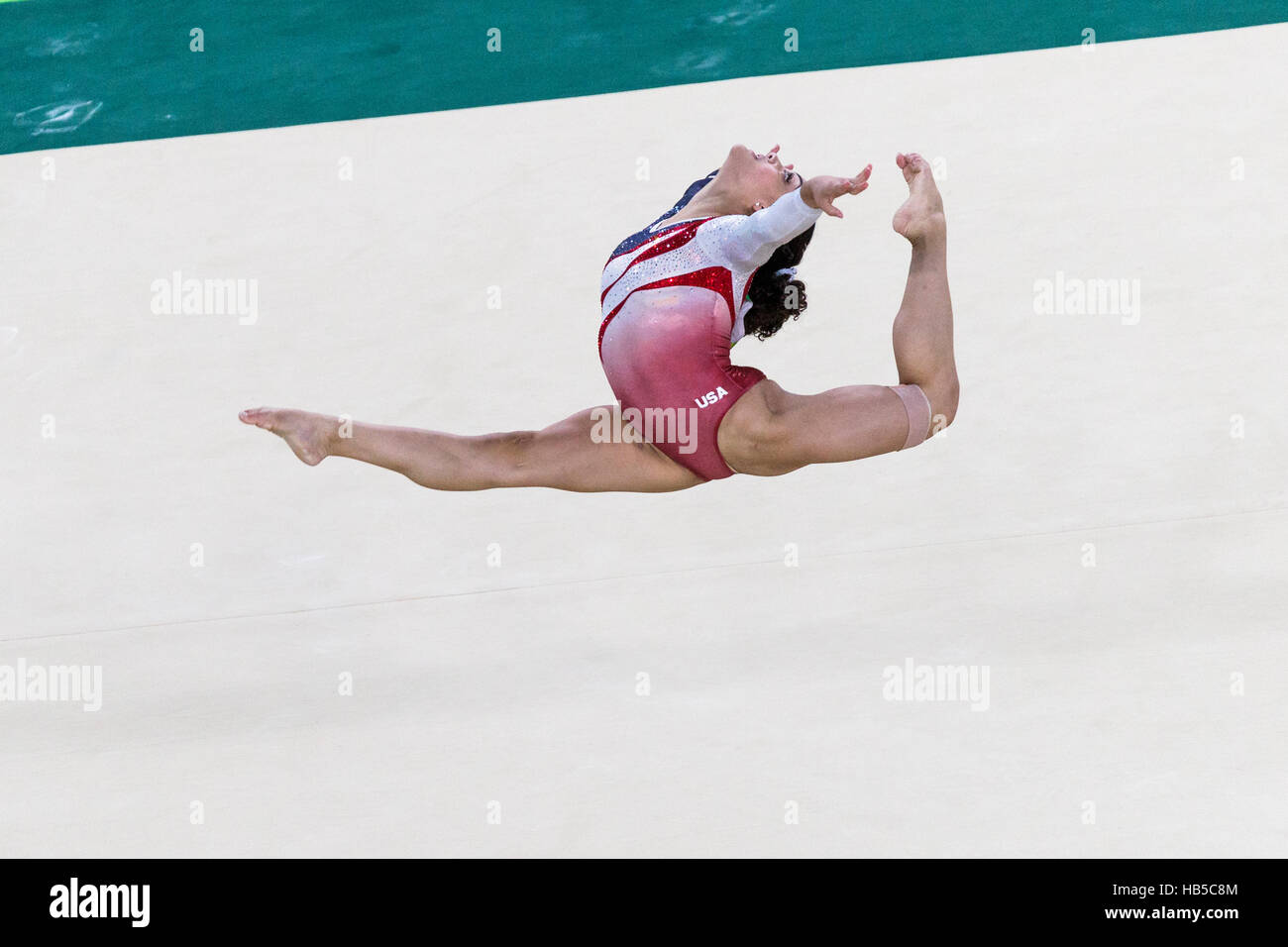 Rio de Janeiro, Brésil. 9 août 2016. Lauren Hernandez (USA) effectue l'exercice au sol dans le cadre de l'épreuve qui l'équipe de gymnastique féminine Banque D'Images