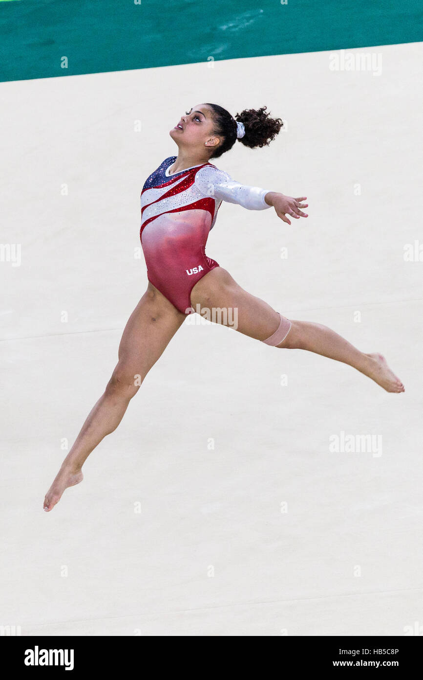 Rio de Janeiro, Brésil. 9 août 2016. Lauren Hernandez (USA) effectue l'exercice au sol dans le cadre de l'épreuve qui l'équipe de gymnastique féminine Banque D'Images